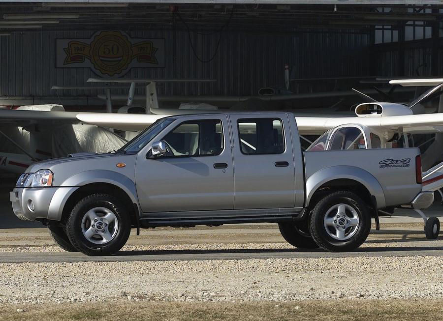  Nissan Navara Pickup Crew Cab 2001 года  (фото 2 из 11)